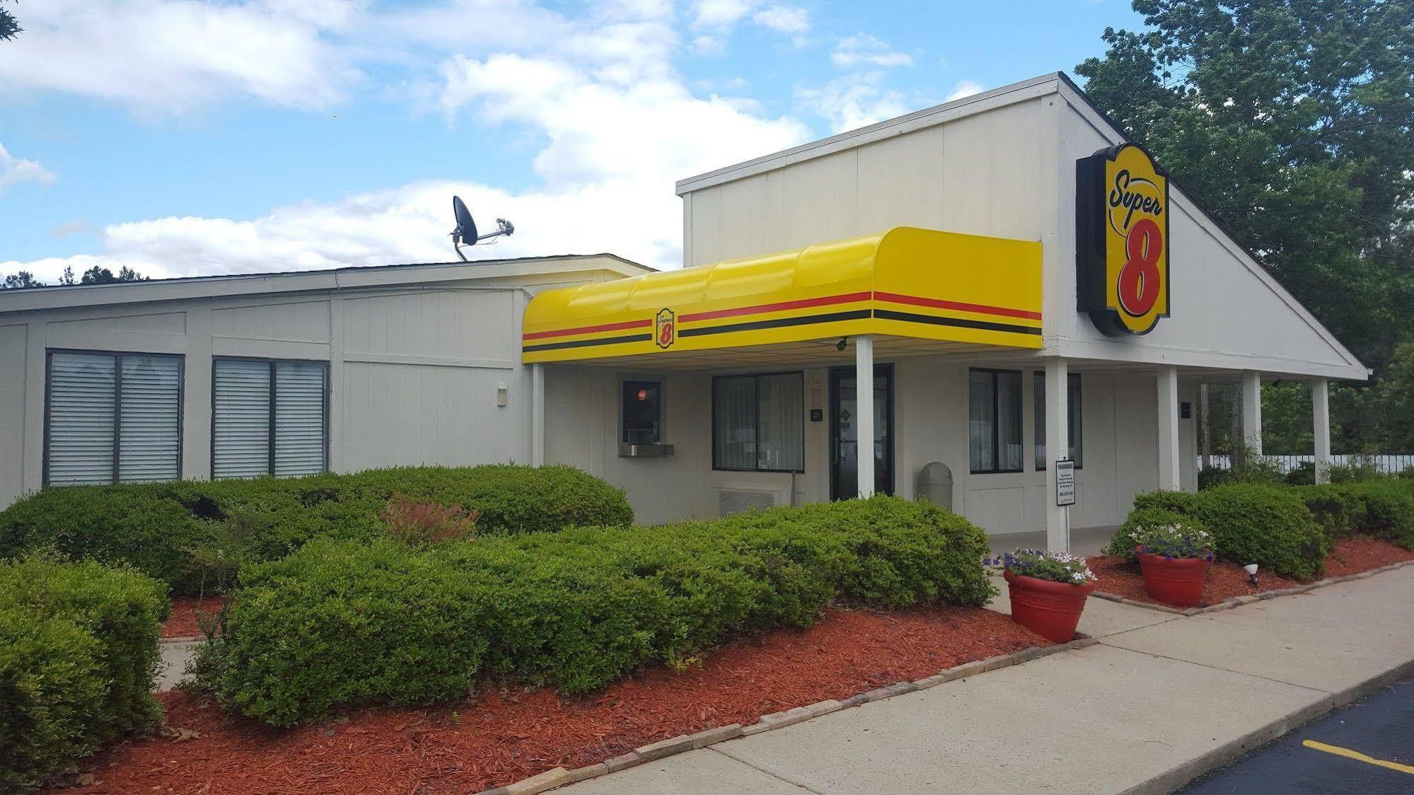 Super 8 By Wyndham Aberdeen Southern Pines Bagian luar foto