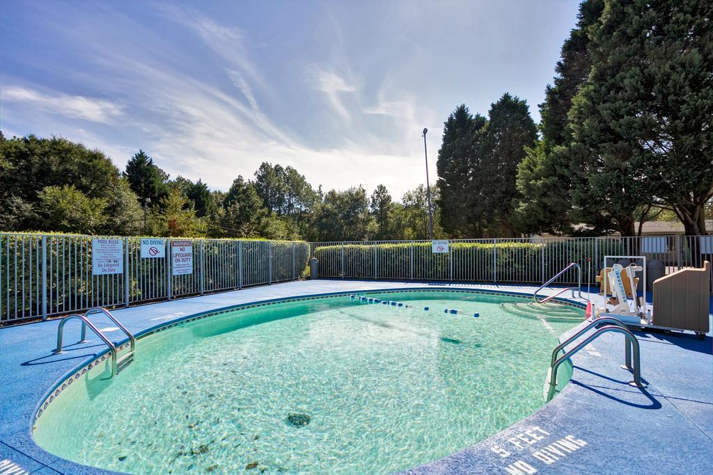 Super 8 By Wyndham Aberdeen Southern Pines Bagian luar foto