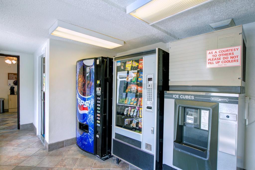 Super 8 By Wyndham Aberdeen Southern Pines Bagian luar foto