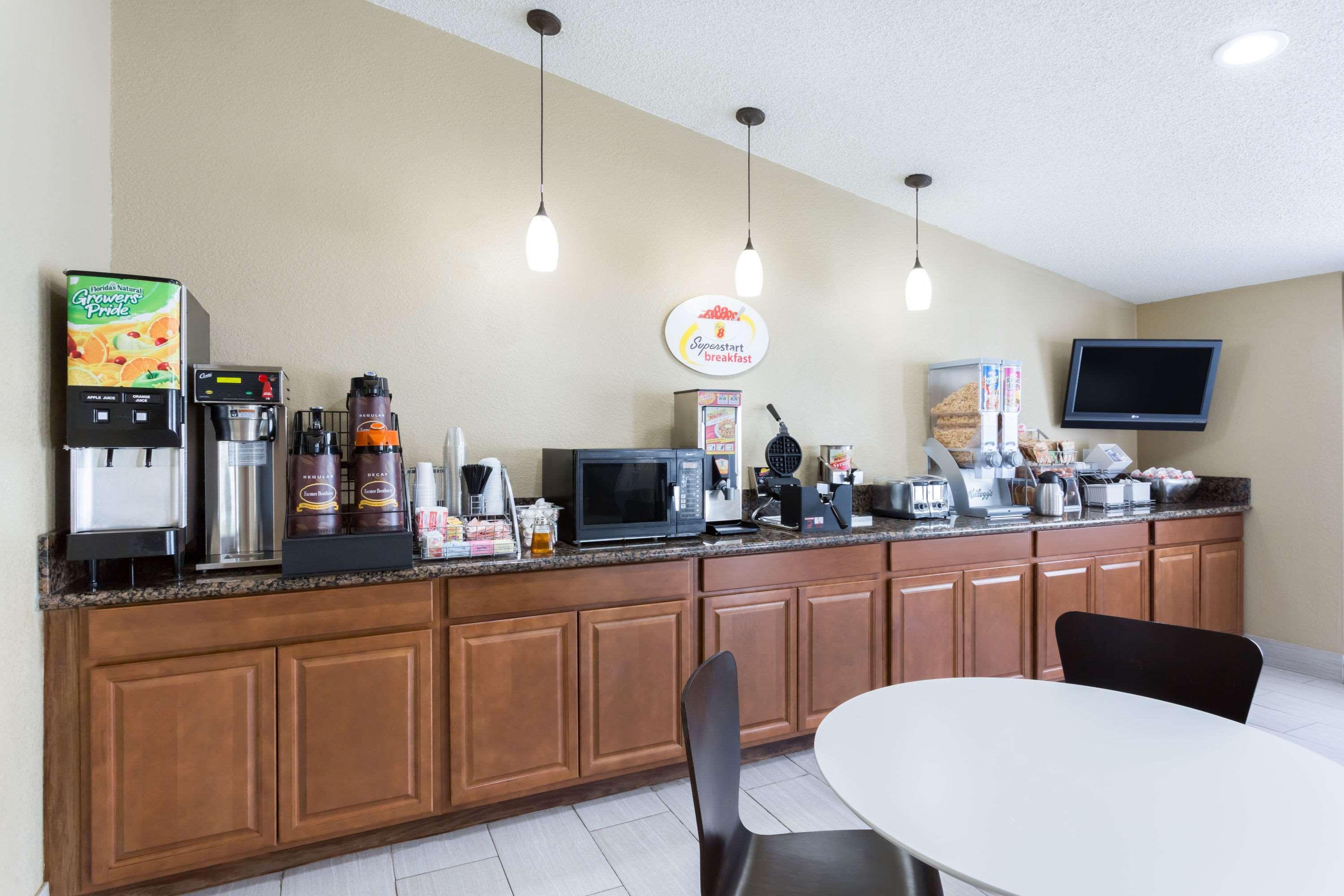 Super 8 By Wyndham Aberdeen Southern Pines Bagian luar foto