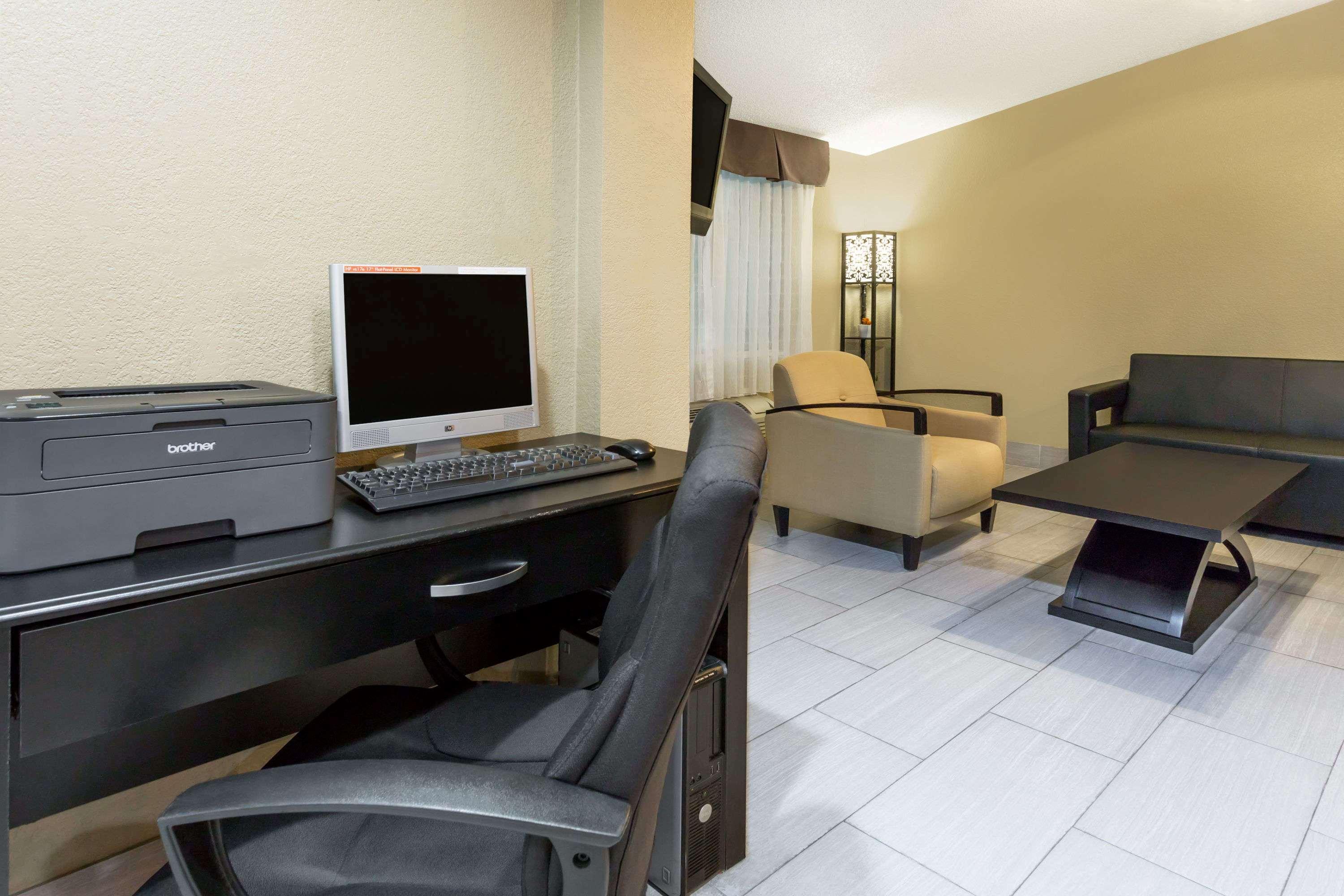 Super 8 By Wyndham Aberdeen Southern Pines Bagian luar foto