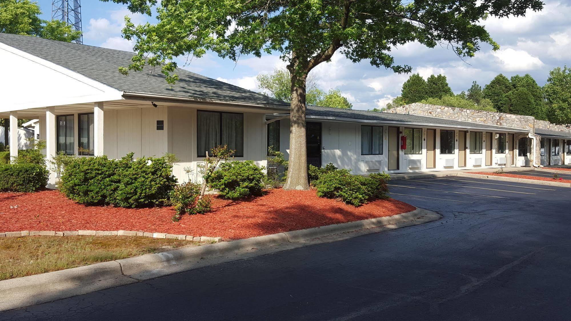 Super 8 By Wyndham Aberdeen Southern Pines Bagian luar foto