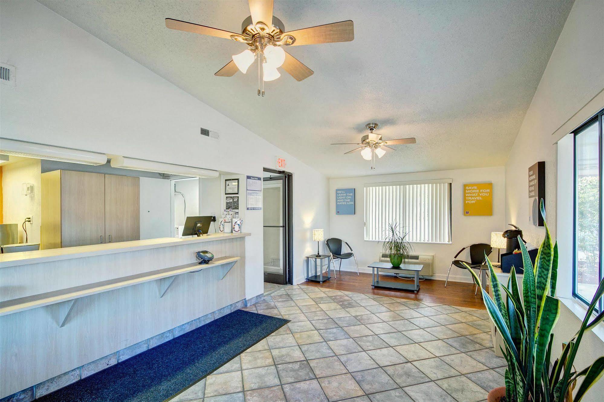 Super 8 By Wyndham Aberdeen Southern Pines Bagian luar foto