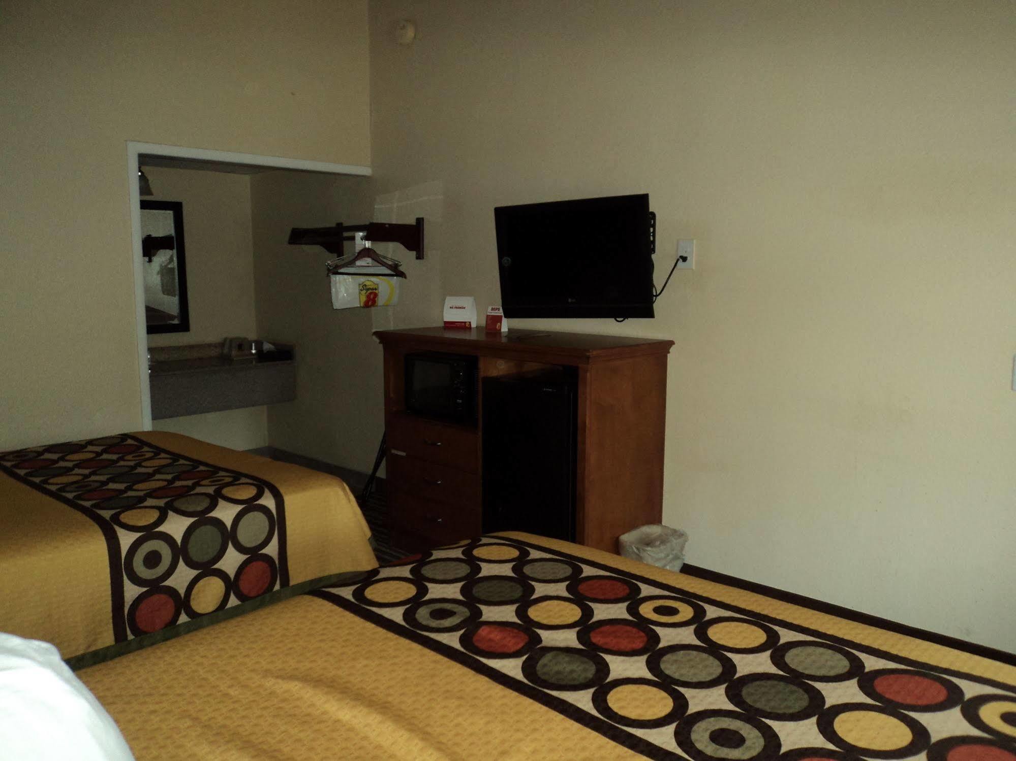 Super 8 By Wyndham Aberdeen Southern Pines Bagian luar foto