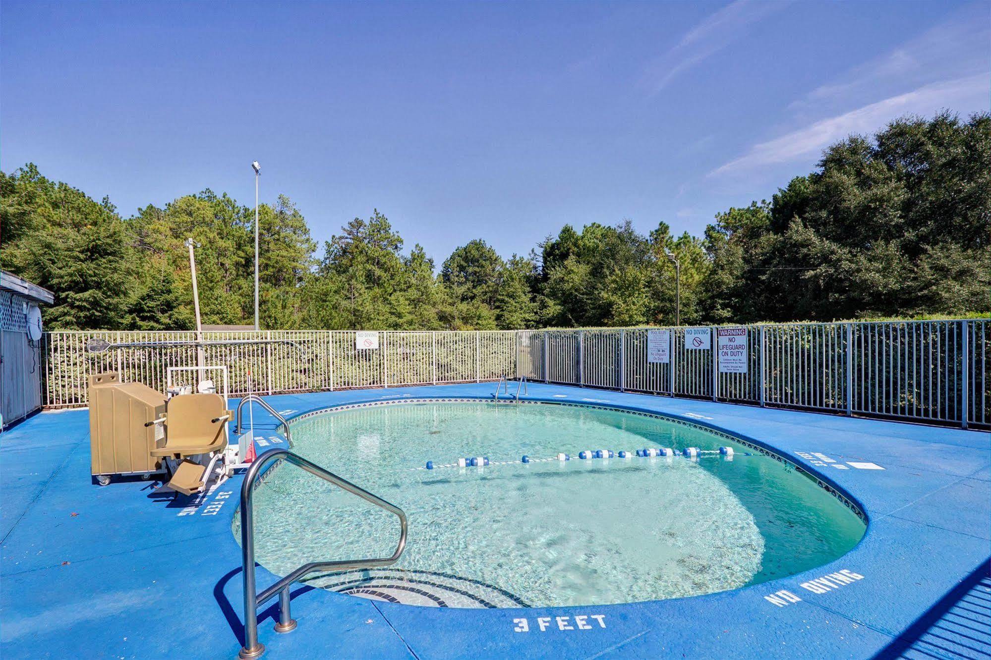 Super 8 By Wyndham Aberdeen Southern Pines Bagian luar foto